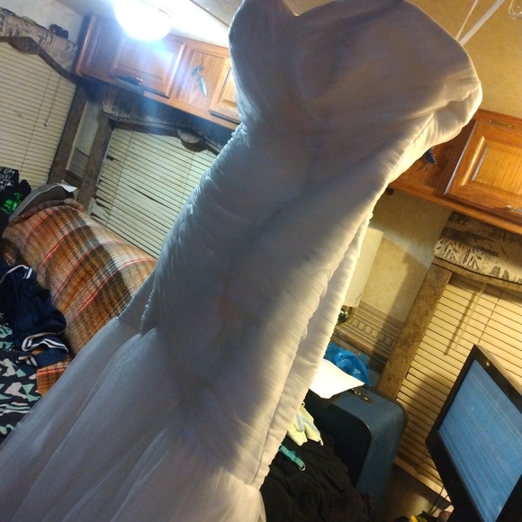 Wedding dress - Picture 2 of 5